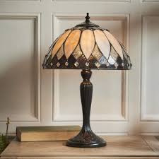 Éclairez votre espace avec l’élégance intemporelle des lampes Tiffany.