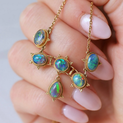 Éclat et Élégance : Les Bijoux en Opale, Symboles de Beauté Naturelle