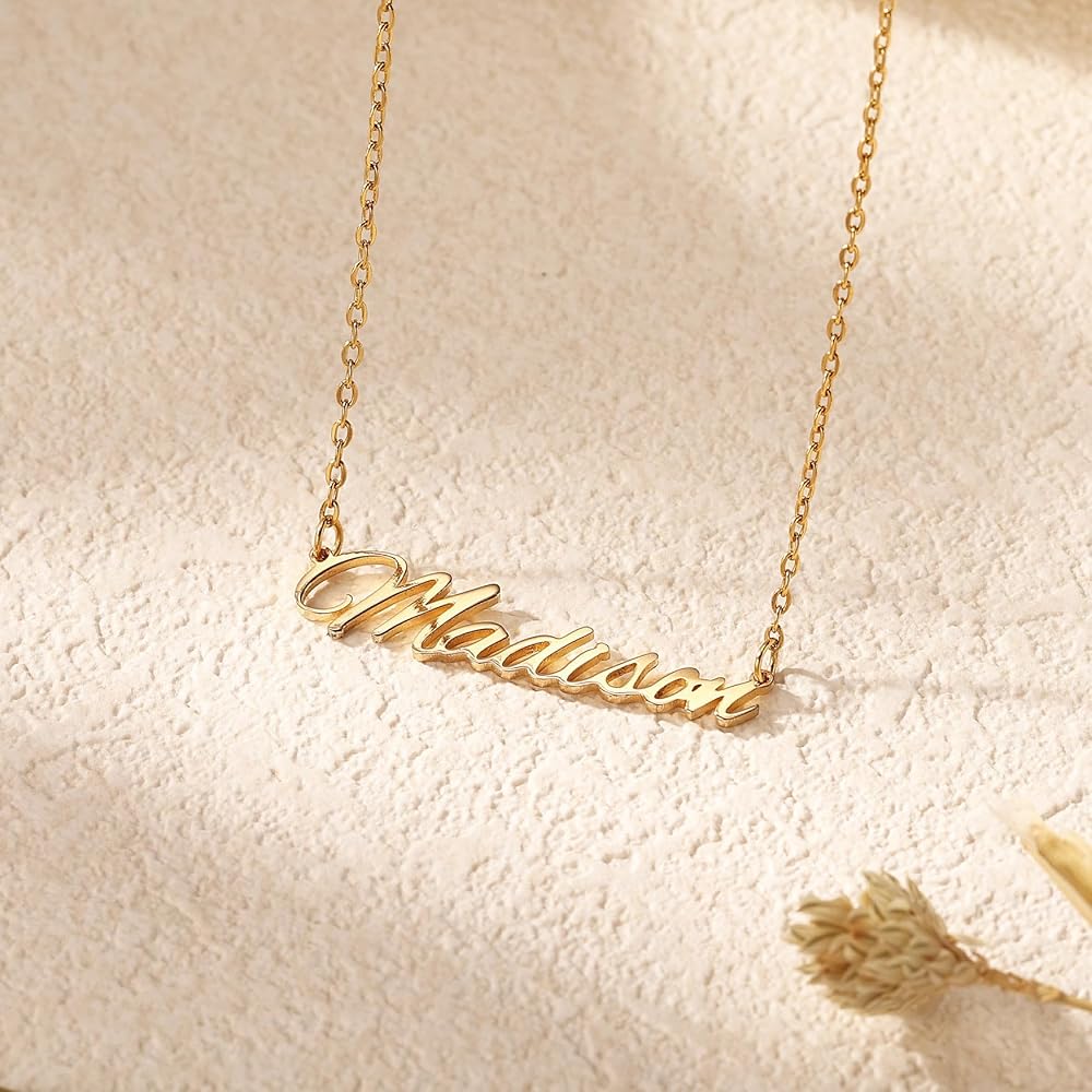 La Tendance des Bijoux Prénom : Exprimez Votre Identité avec Élégance