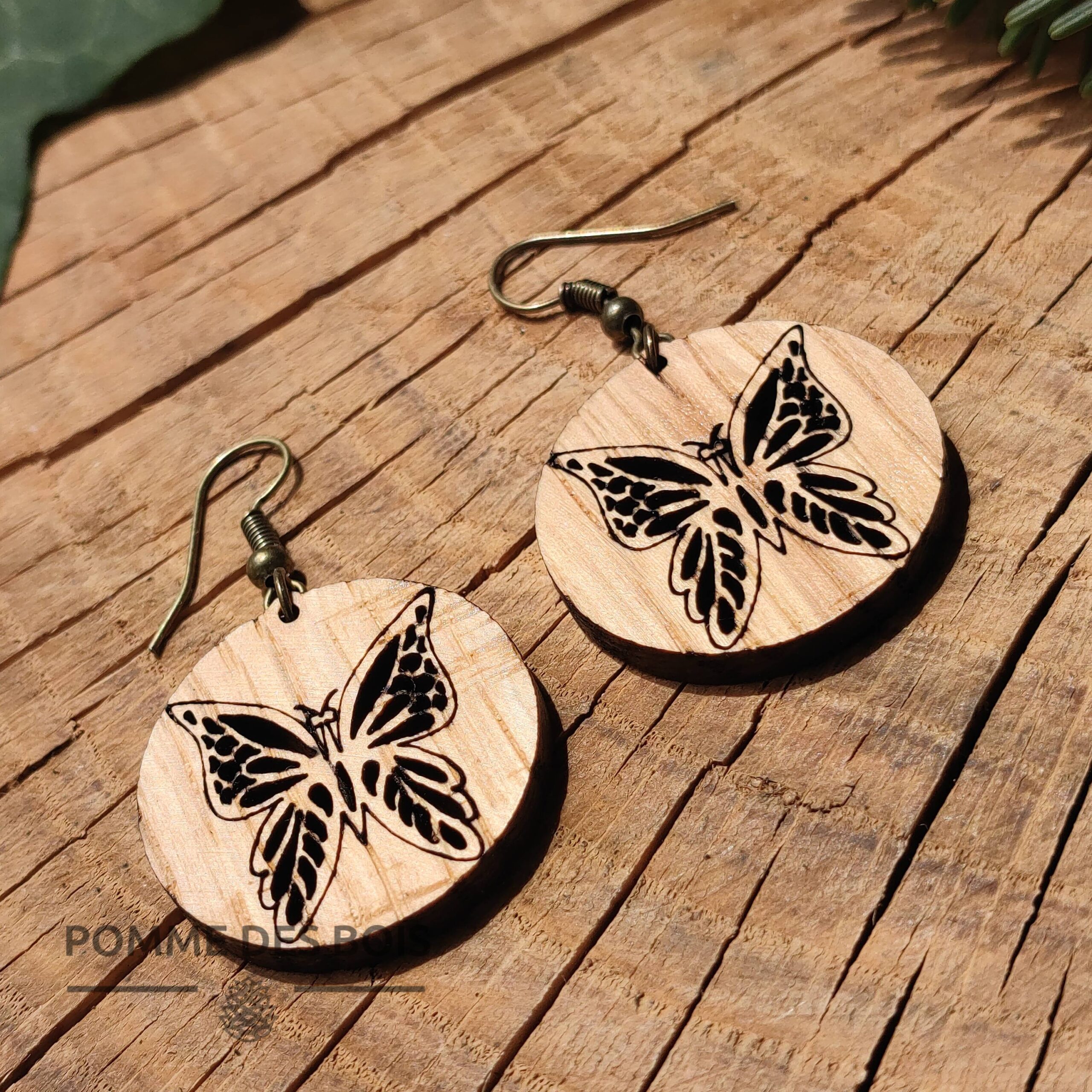 Élégance Naturelle : Découvrez l&rsquo;Art des Bijoux en Bois Artisanal