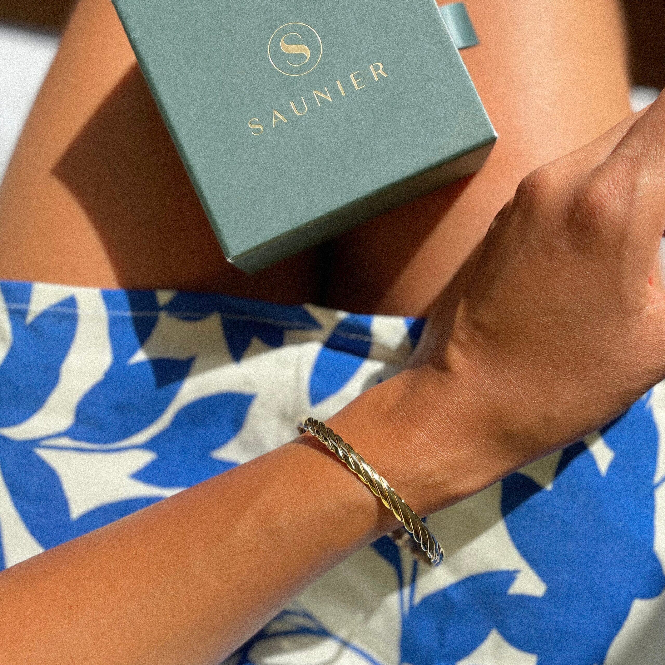 Élégance intemporelle : Les Bijoux Saunier, Symboles de Raffinement