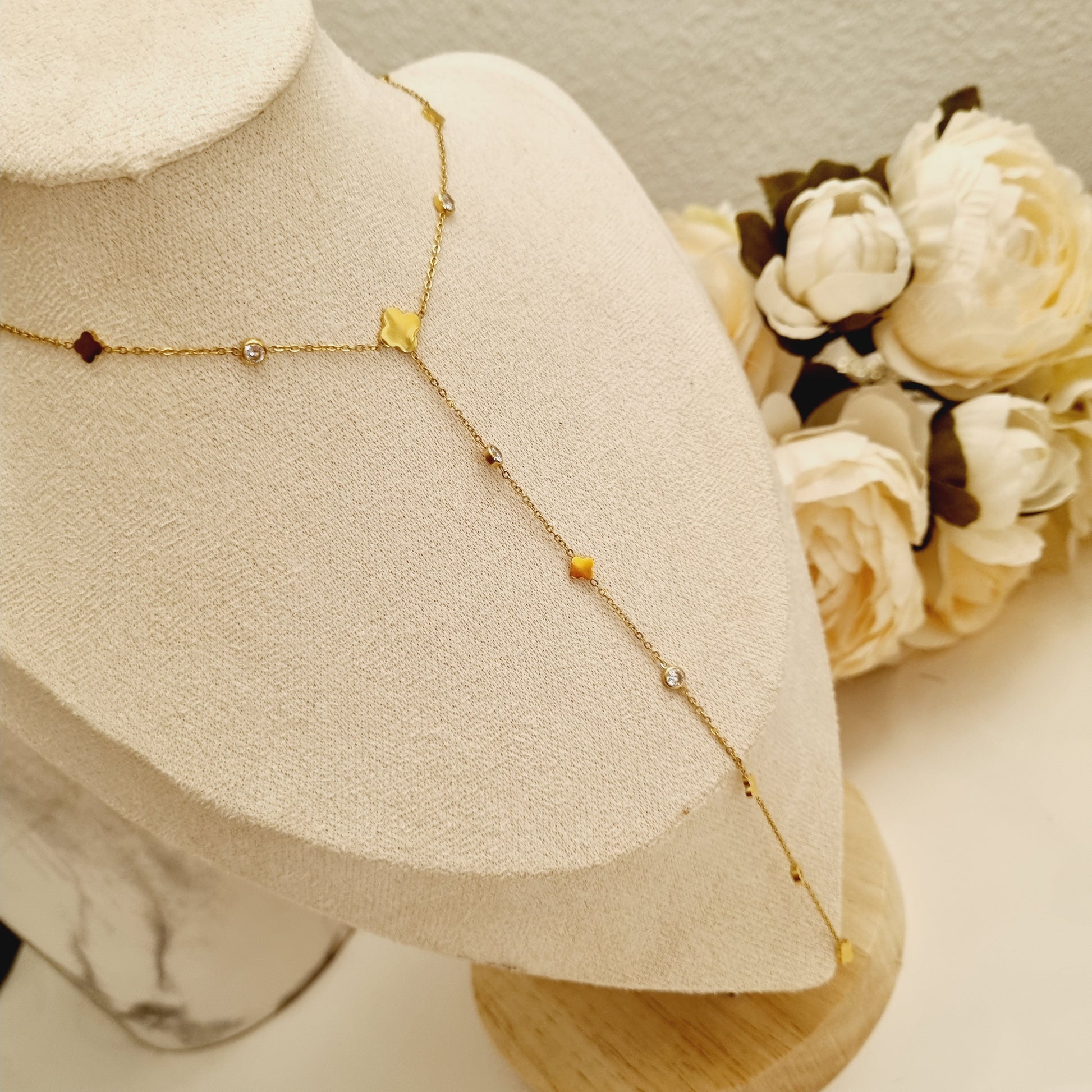 Collier femme long : l’accessoire élégant pour sublimer toutes vos tenues