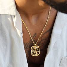 Collier en or pour homme : comment choisir le bijou idéal